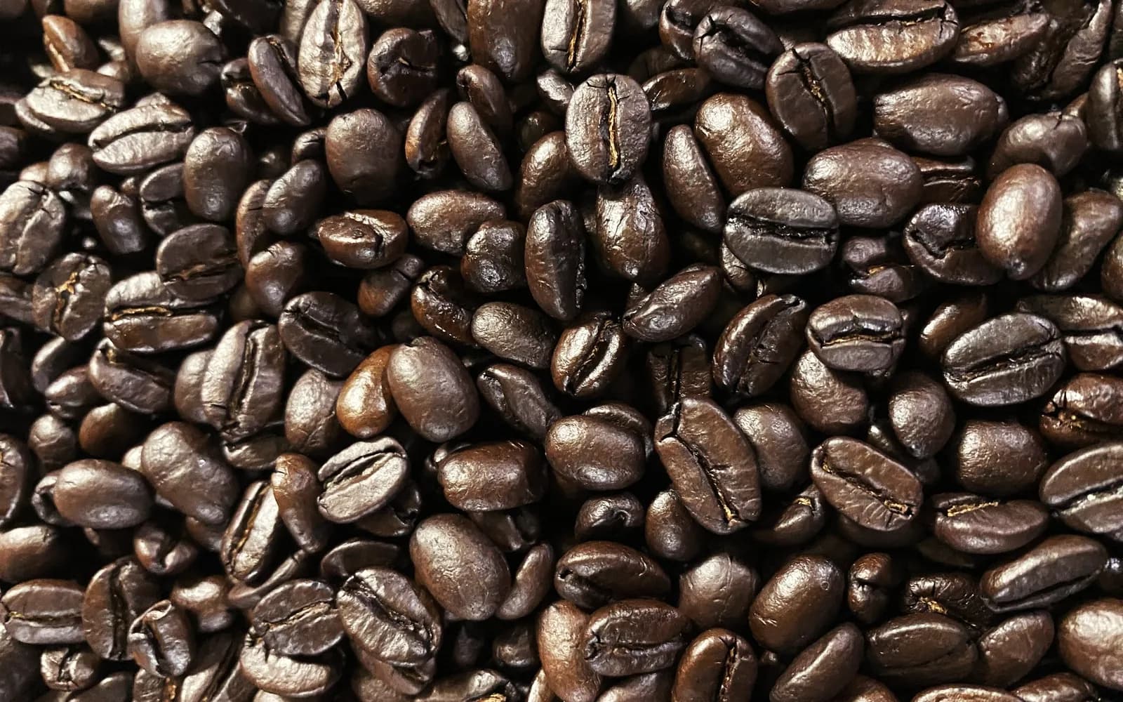 Boabe de cafea prăjite închis, lucioase
