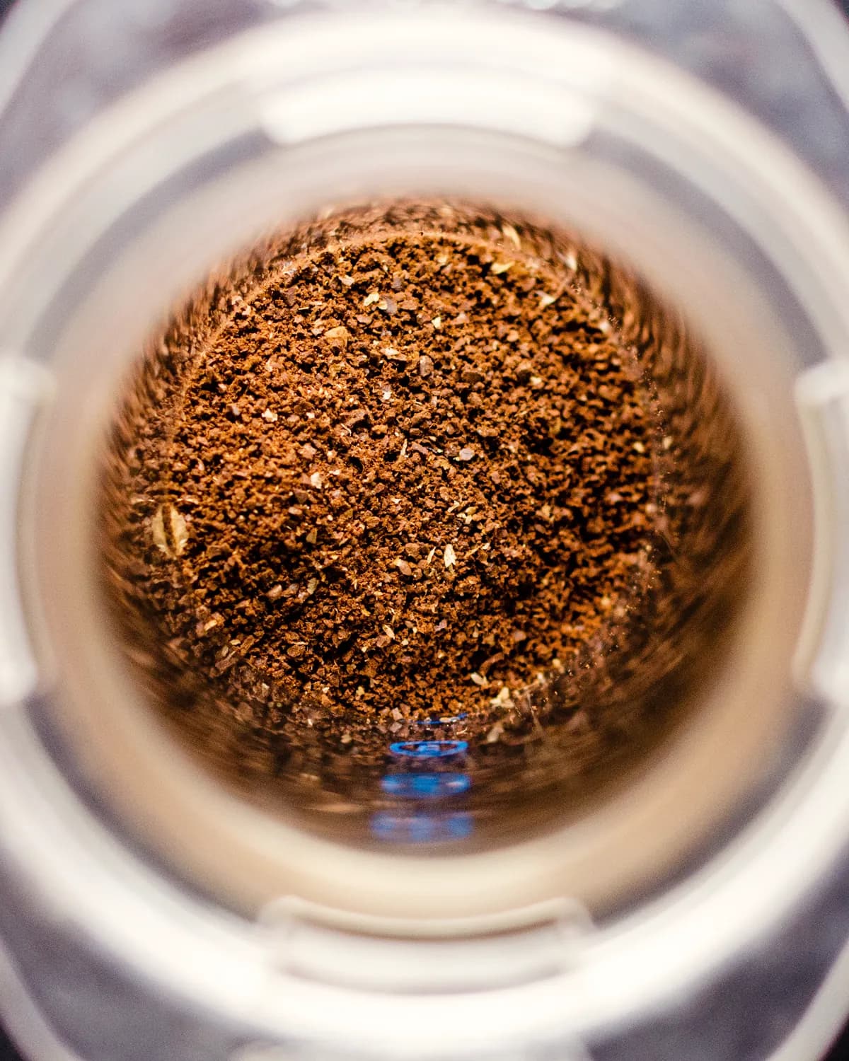 Cafea măcinată în AeroPress, văzută de sus