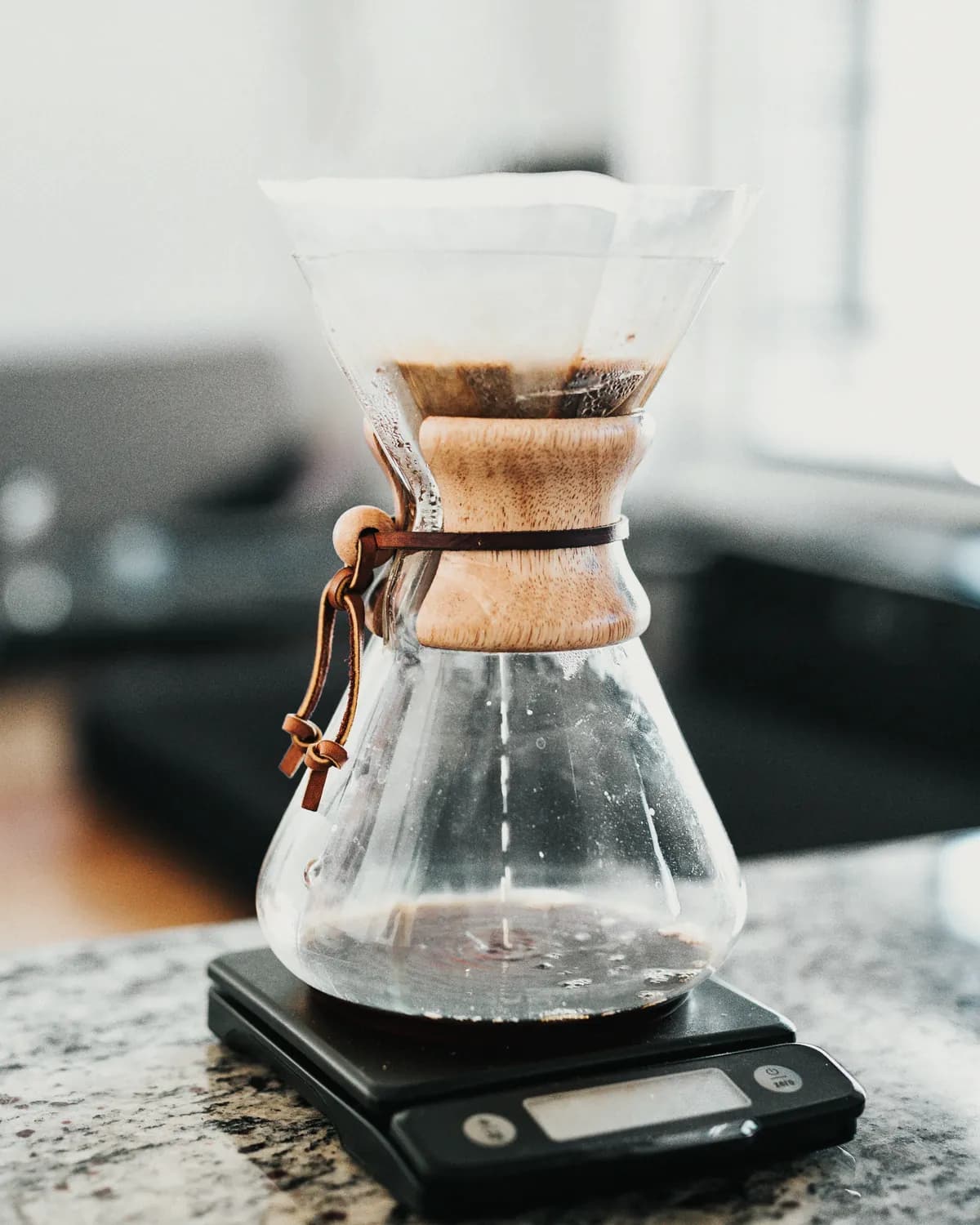 Un Chemex de sticlă pe un cântar digital
