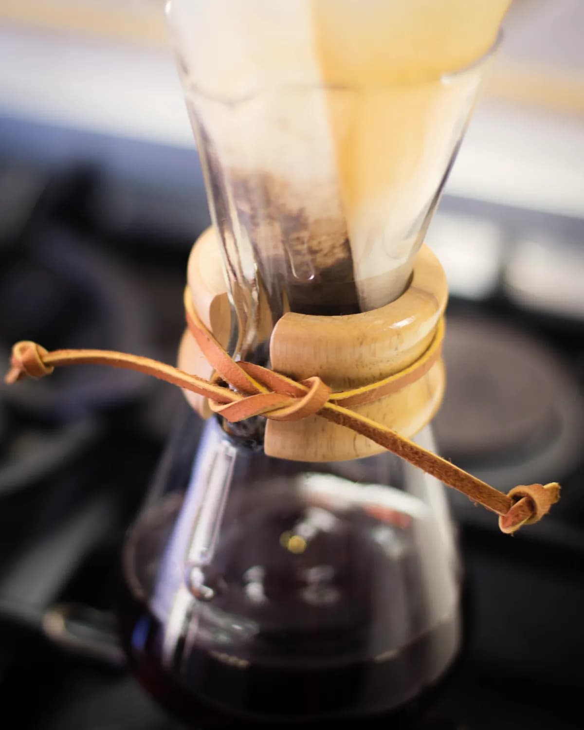 Un Chemex cu filtrul de hârtie și cafea la picurat