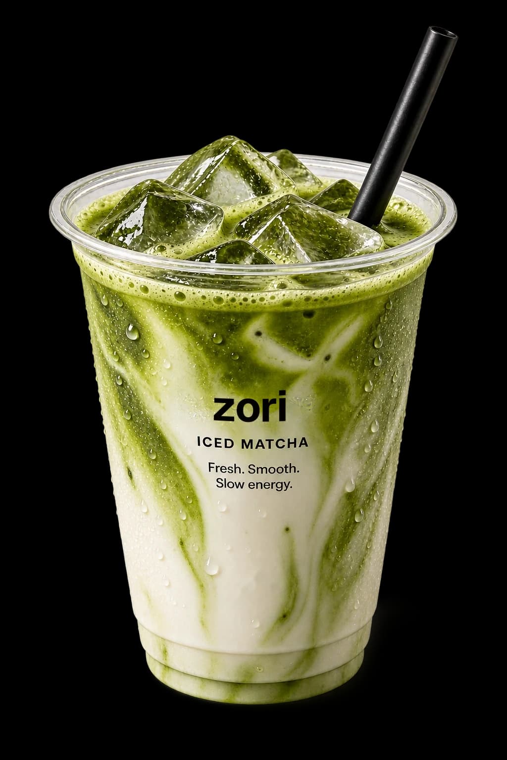 Un iced matcha latte Zori cu gheață și pai negru