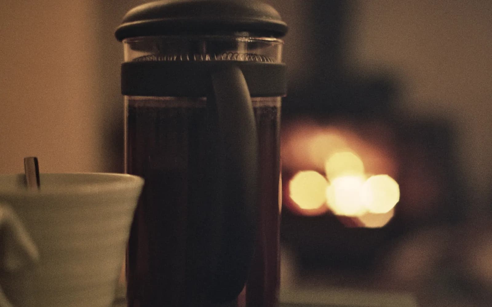 Un french press cu cafea, gata de turnat